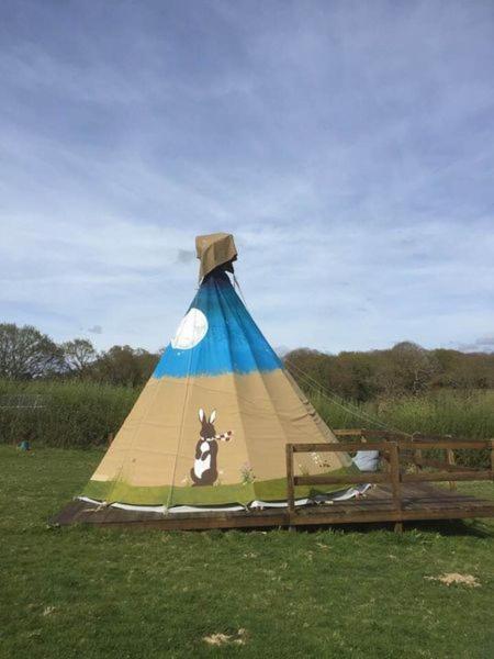 Big Sky Tipi Holidays Wartling Kültér fotó
